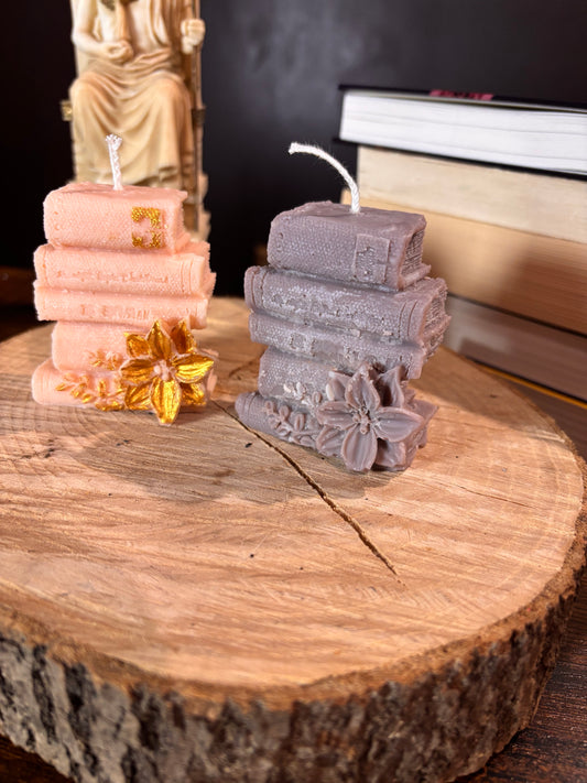 Bougie artisanale en forme de livre – À fondre ou à garder en décoration.