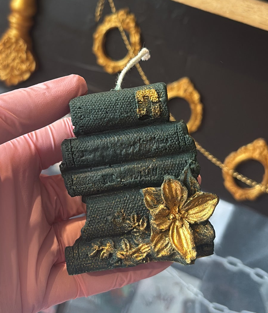 Bougie artisanale en forme de livre – À fondre ou à garder en décoration.