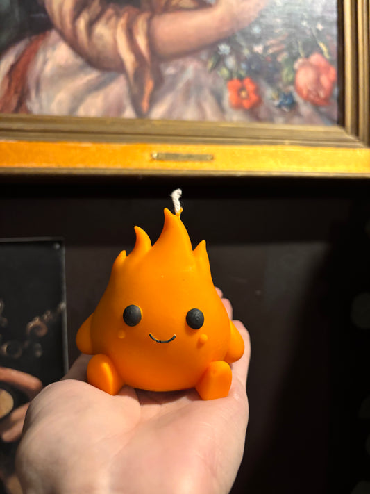 Bougie artisanale en forme de feu malicieux – À fondre ou à garder en décoration.