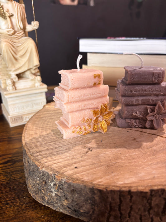 Bougie artisanale en forme de livre – À fondre ou à garder en décoration.