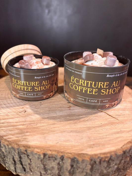 Bougie littéraire Ecriture au coffee shop – artisanale et parfumée – petit et grand format